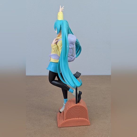 Hatsune Miku Holiday Memories Mountain Climbing Figure - Picture 4 of 12